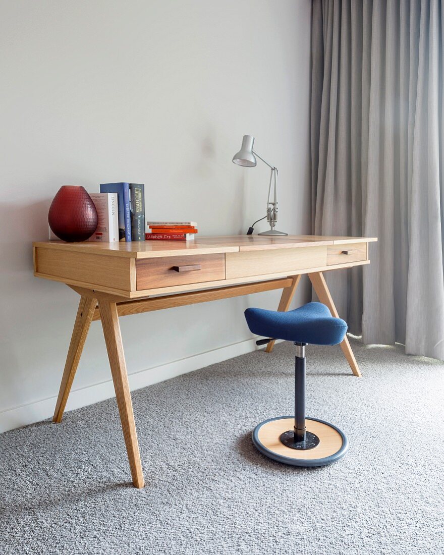 Schreibtisch aus Holz mit rückenfreundliche Sitzhilfe 'Move'