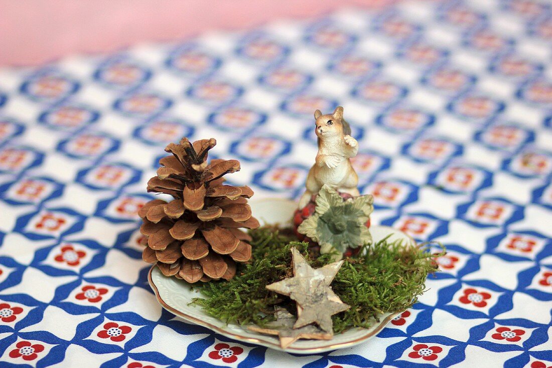 Weihnachtliche Tischdeko mit Zapfen, Moos, Dekosternen & Tierfigur
