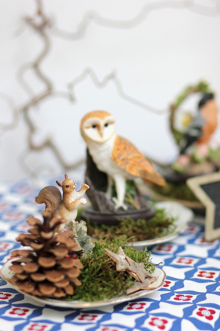 Weihnachtliche Tischdeko mit Zapfen, Moos, Dekosternen & Tierfiguren