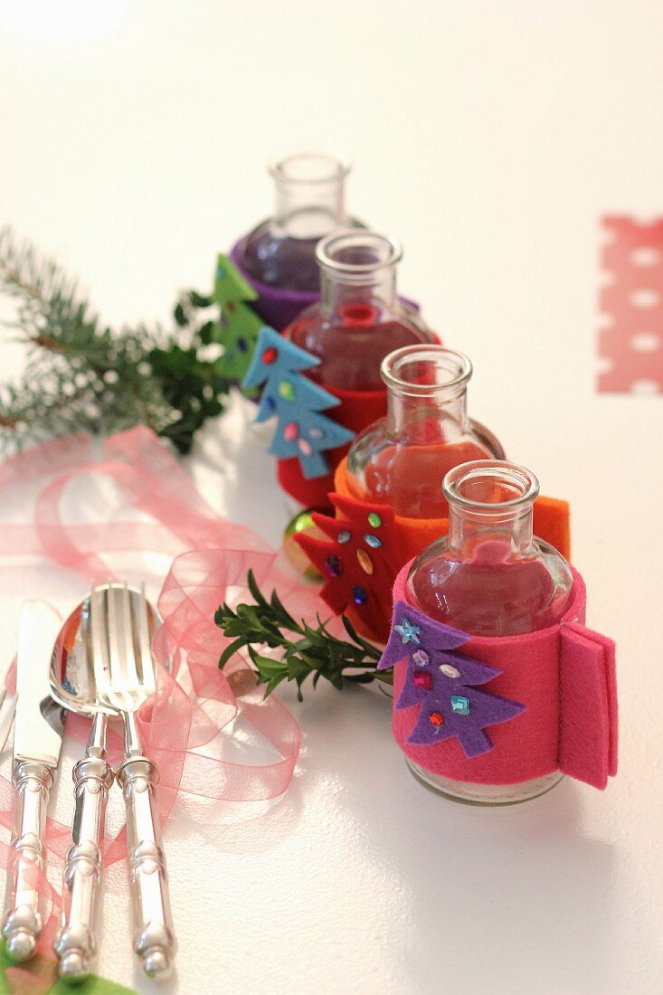 Minivasen mit selbstgebastelten, weihnachtlichen Filzmanschetten