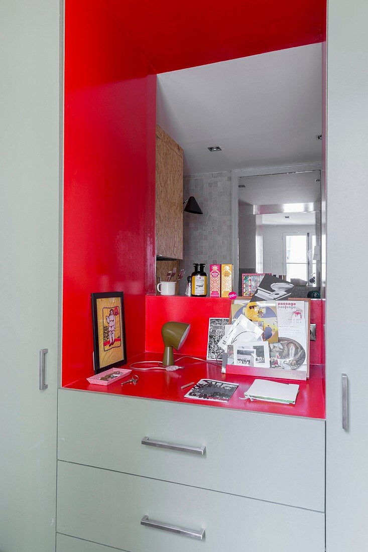 Einbauschrank hellgrau lackiert mit Nischenöffnung in Rot, an Rückwand Spiegel