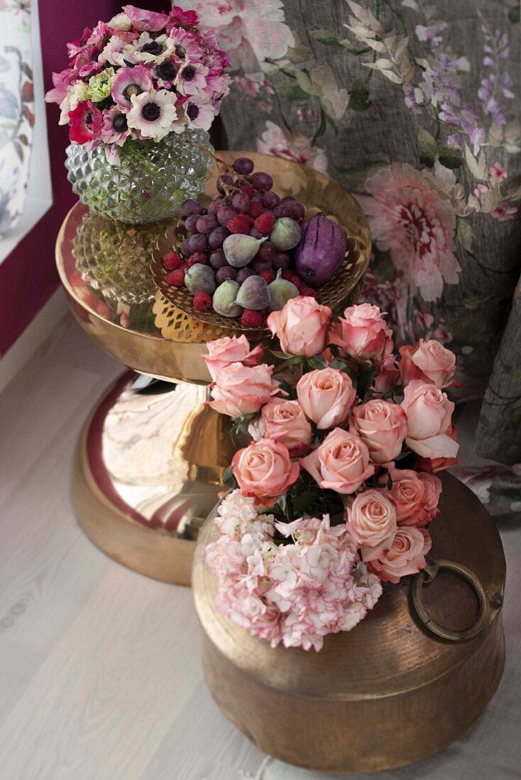 Obstschale und romantische Blumensträusse in Vasen