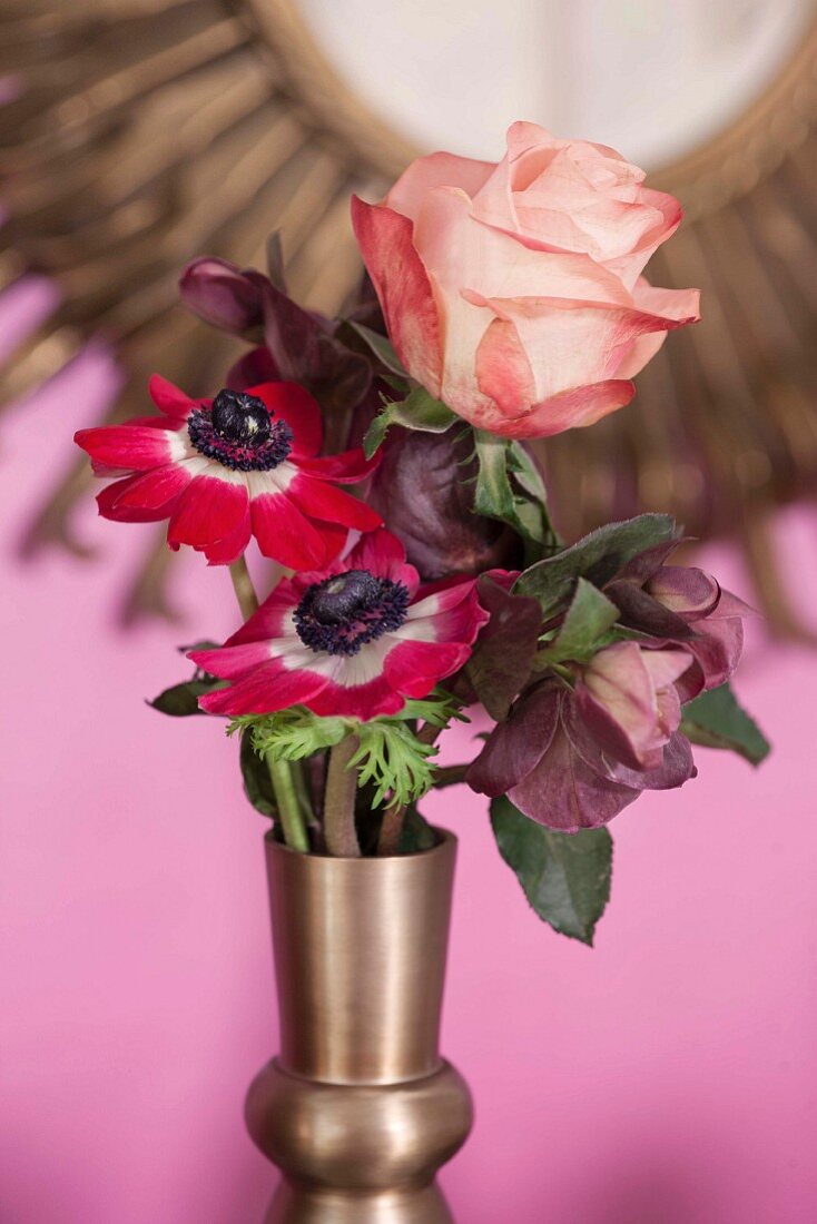 Romantisches Blumensträusschen aus Rose und Anemonen