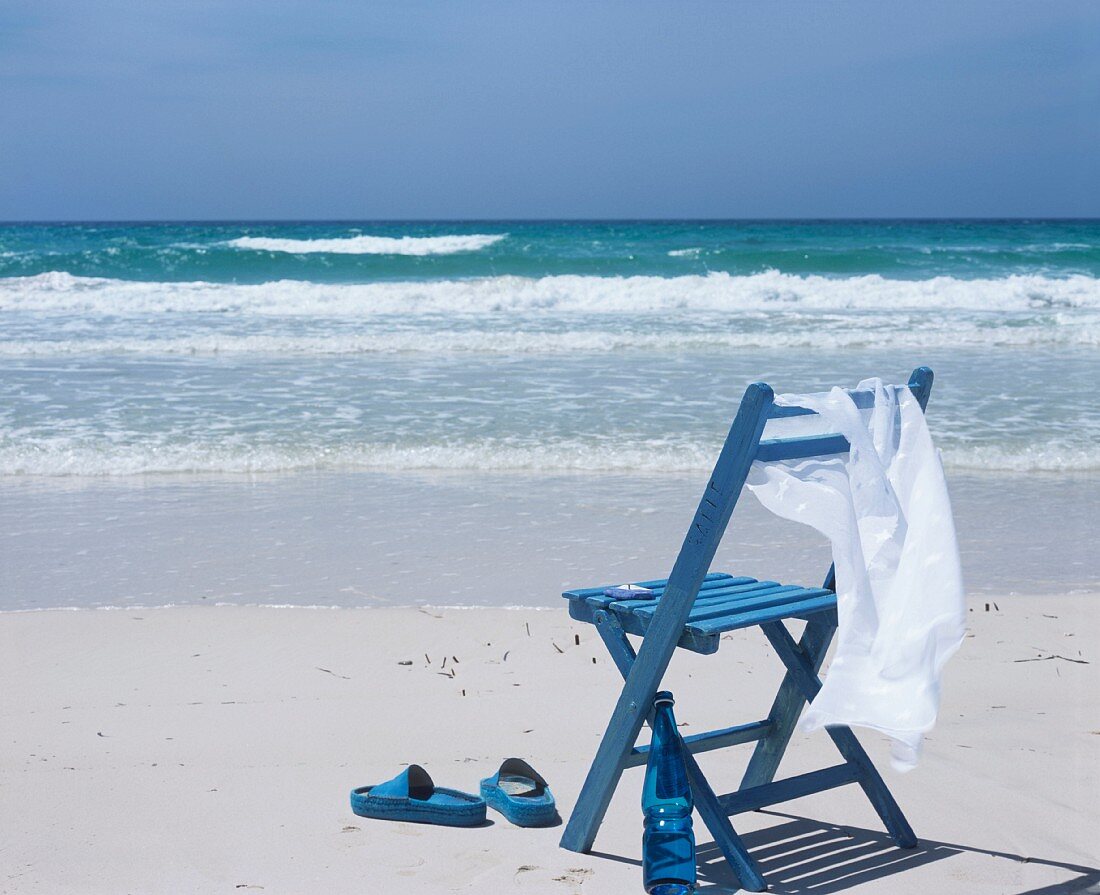 Blauer Stuhl am Strand