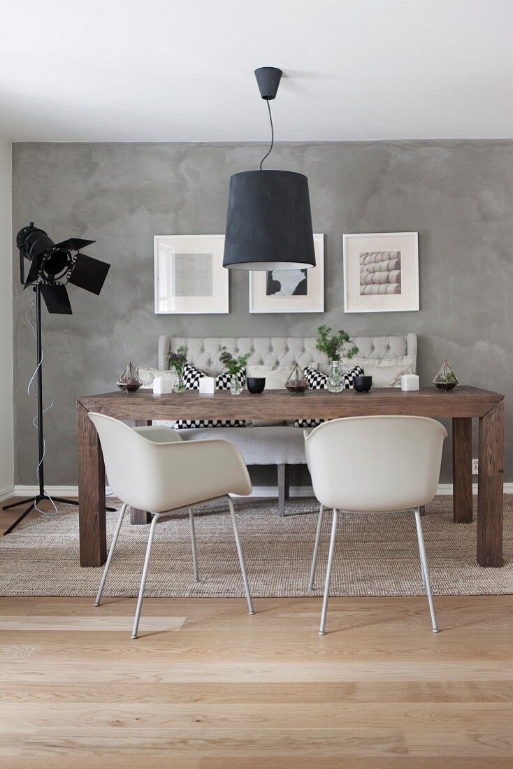 Moderne Möbel im skandinavischen Esszimmer mit Wand in Beton-Optik