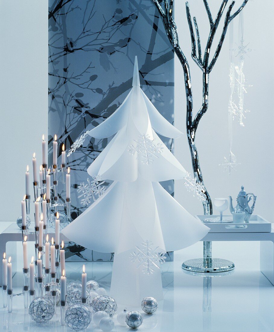 Weihnachtliche Raumdekoration in Weiß mit Kerzenleuchter, Dekokugeln & Weihnachtsbaum