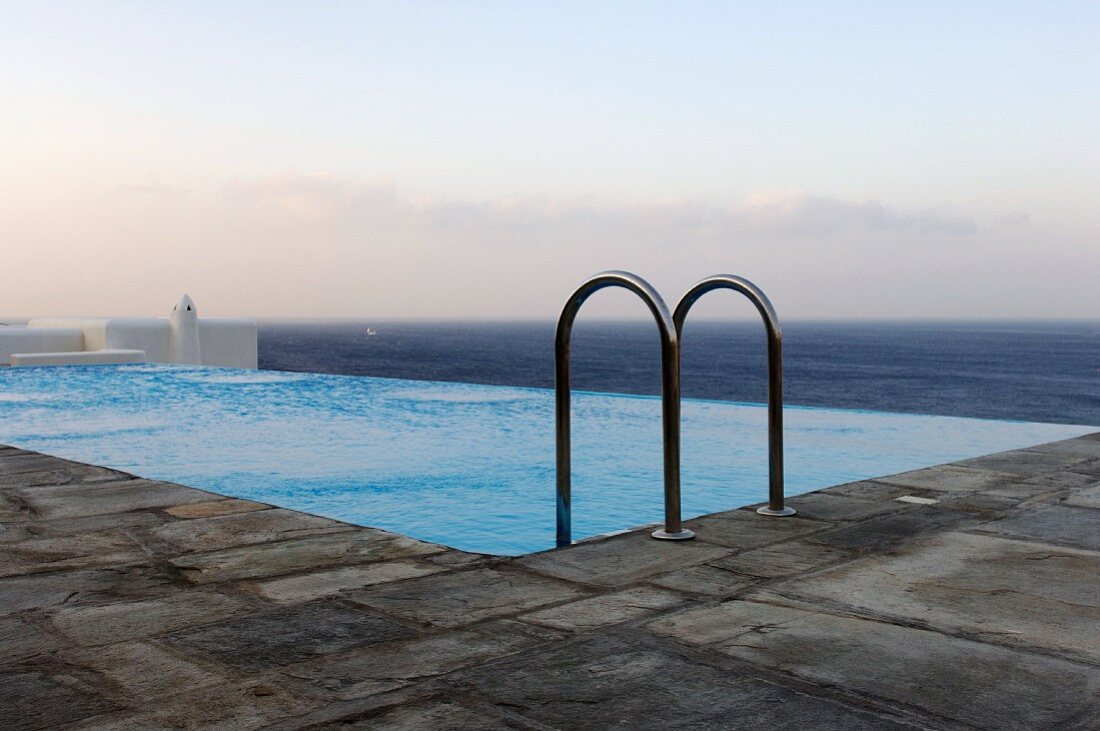 Outdoor Infinity Pool, im Hintergrund Panoramablick auf das Meer