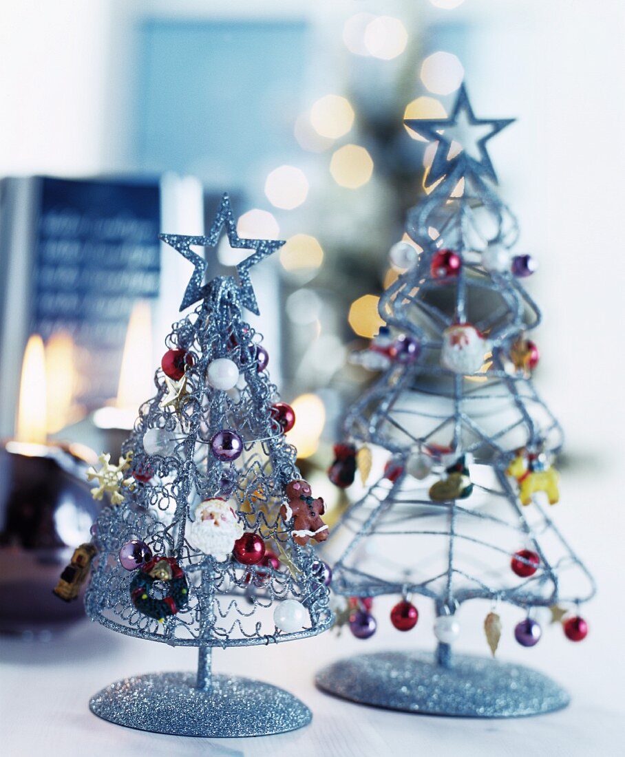 Tannenbäumchen aus Draht verziert mit Perlen & Anghängern als Weihnachtsschmuck
