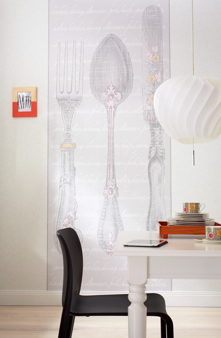 Wallpaper with a large-format, retro cutlery pattern and a semi-solid pattern in a dining room