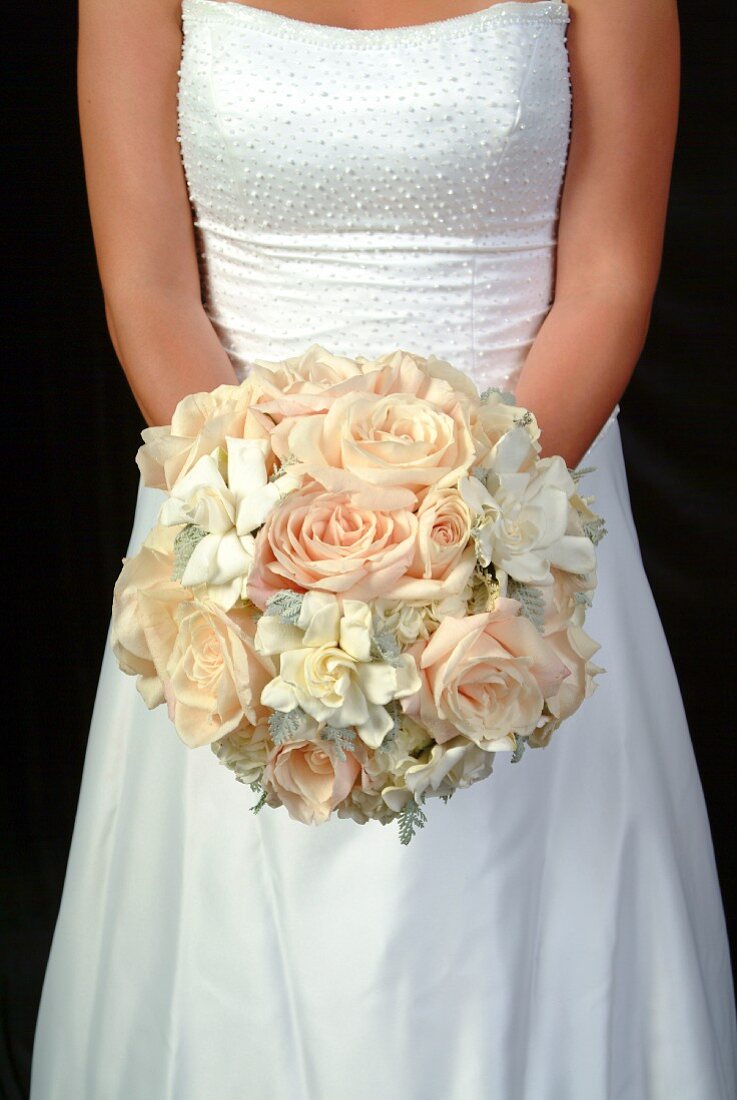 Braut mit Brautstrauss aus zartrosa Rosen & weissen Gardenien
