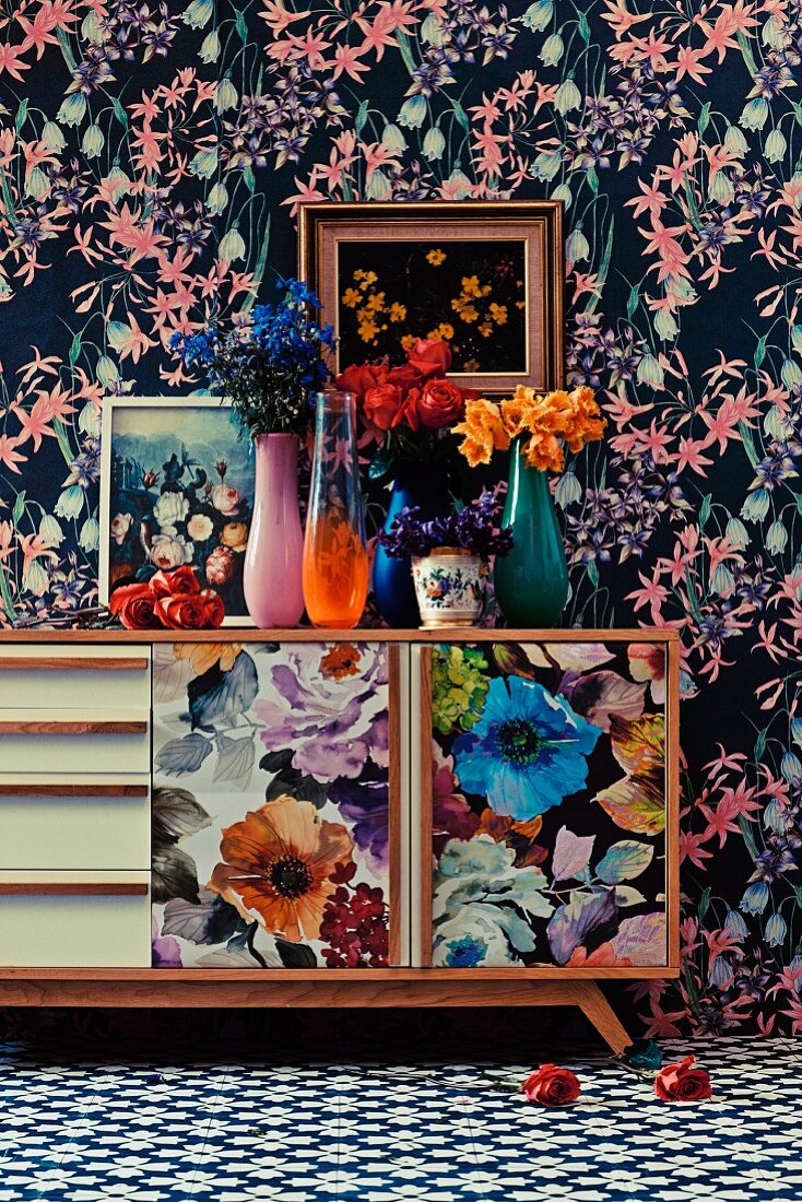 Floraler Mustermix an Tapete, Sideboard, Gemälden und Teppich