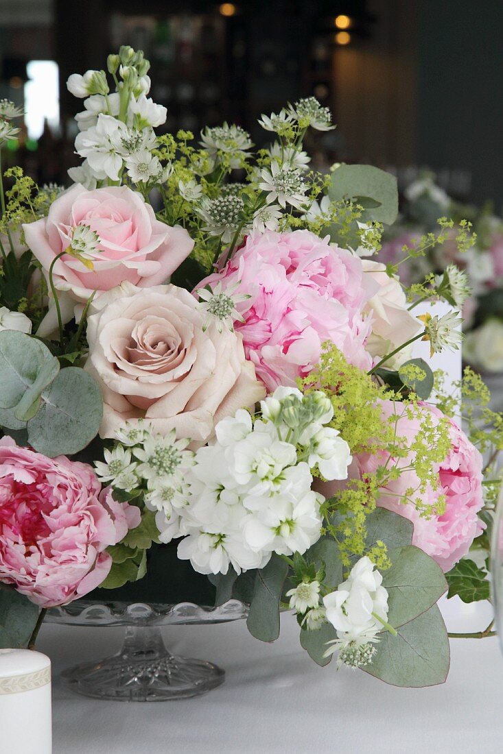 Romantisches Blumenbouquet auf einer Hochzeitstafel