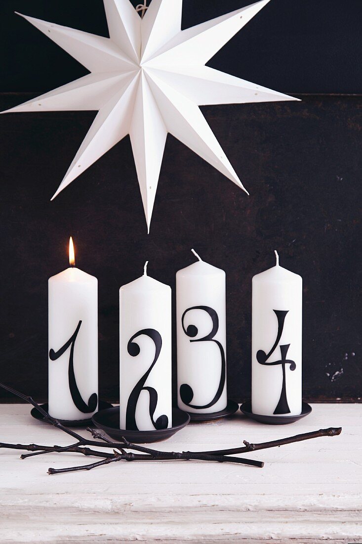 Verzierte Kerzen für die vier Adventssonntage