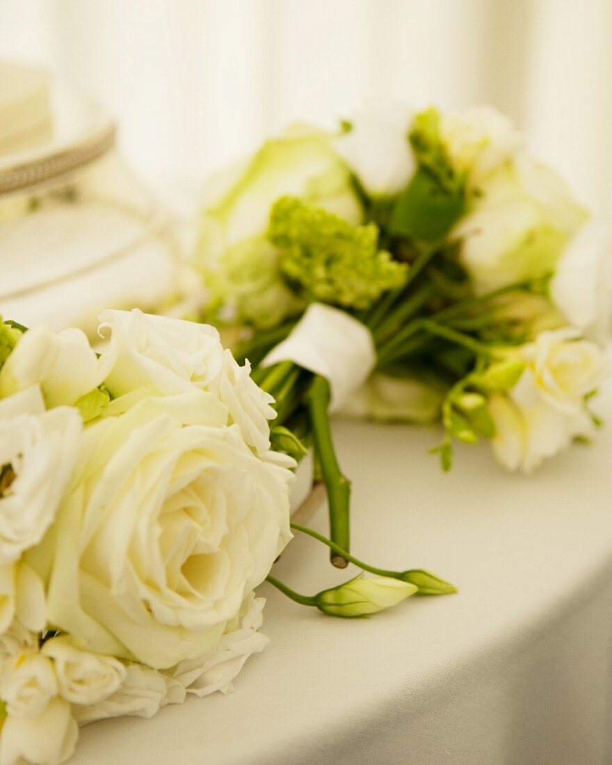 Blumenbouquets mit weissen Rosen für die Hochzeitsfeier
