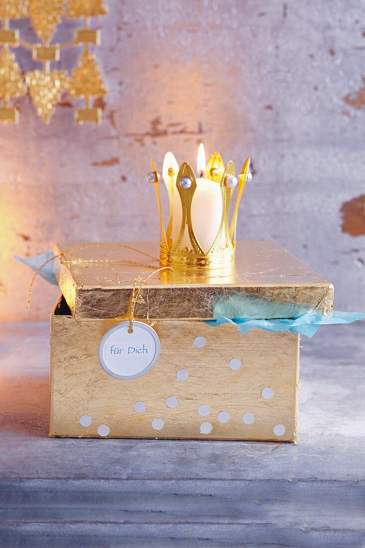 A golden treasure chest as gift wrap