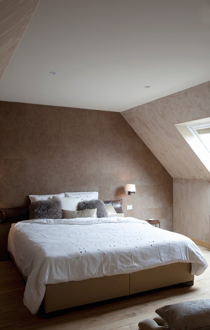 Naturfarbenes Schlafzimmer unter dem Dach mit Fell-Tapete