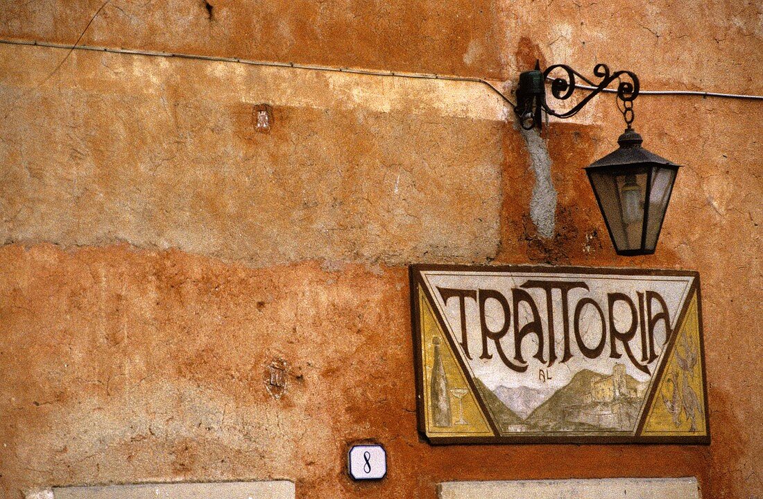 Schild über dem Eingang zu einer italienischen Trattoria