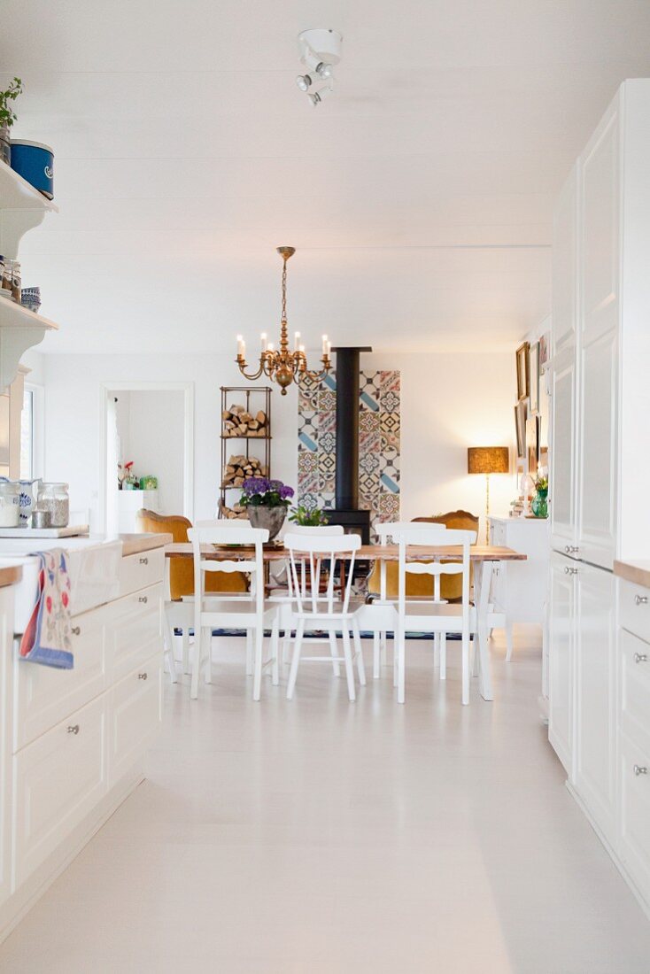 Blick aus der weißen Küche in den Wohnraum mit Esstisch