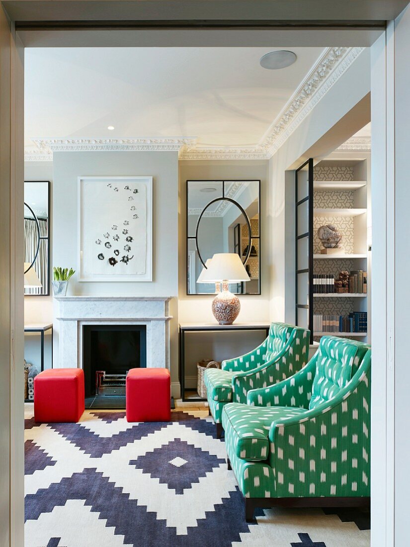 Blick ins Wohnzimmer mit grünen Sesseln und englischem Stil