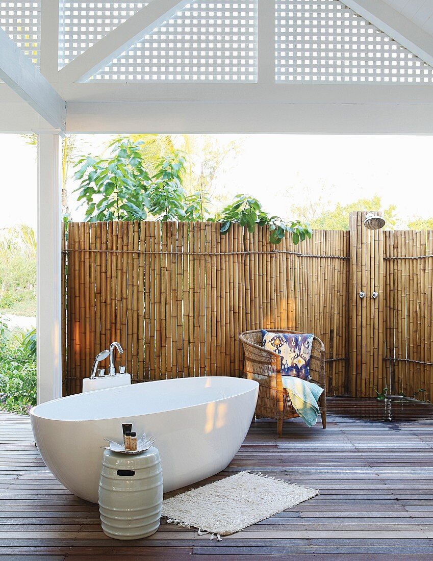 Outdoor-Badezimmer mit freistehender Wanne und Bambuswand