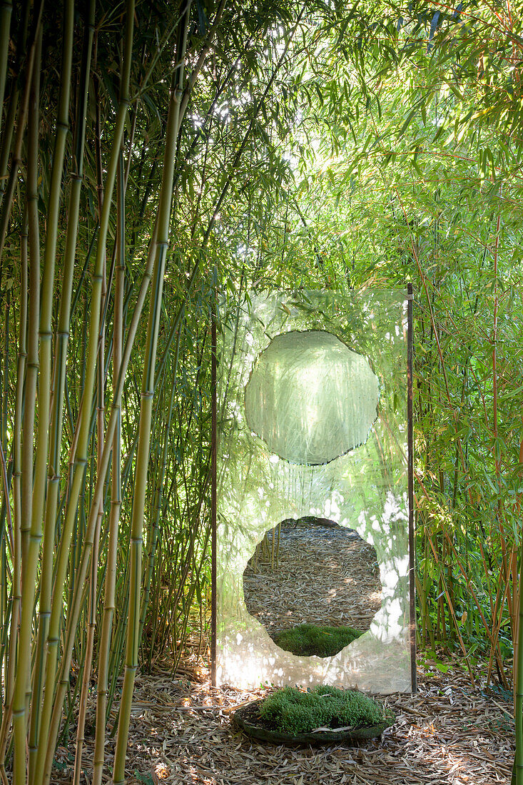 Kunstwerk aus Glas und Spiegel im Bambusgarten