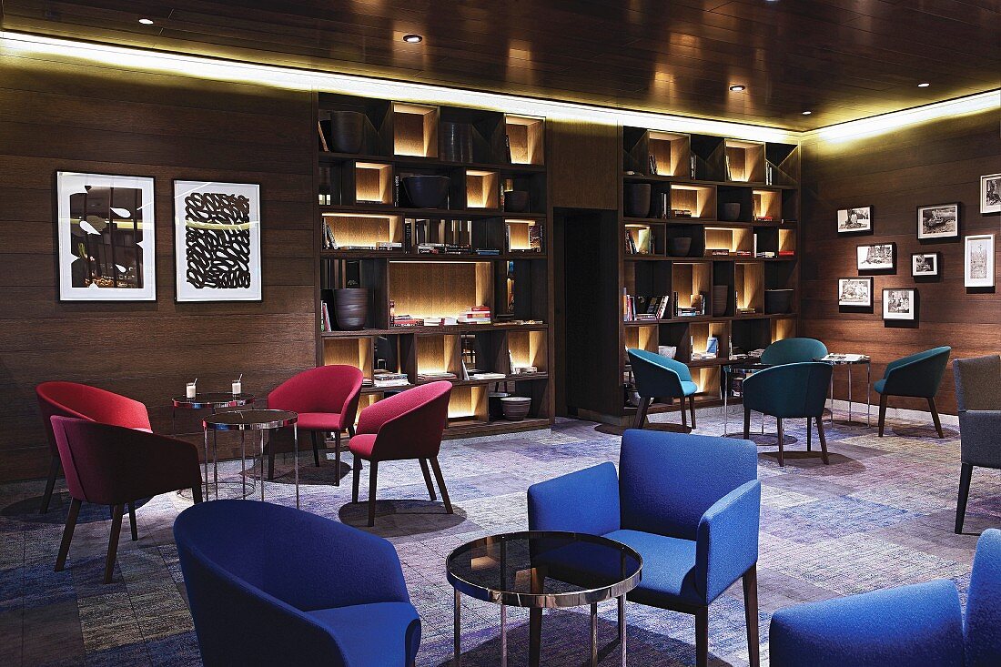 Lounge eines Hotels mit Wandverkleidung aus Holz