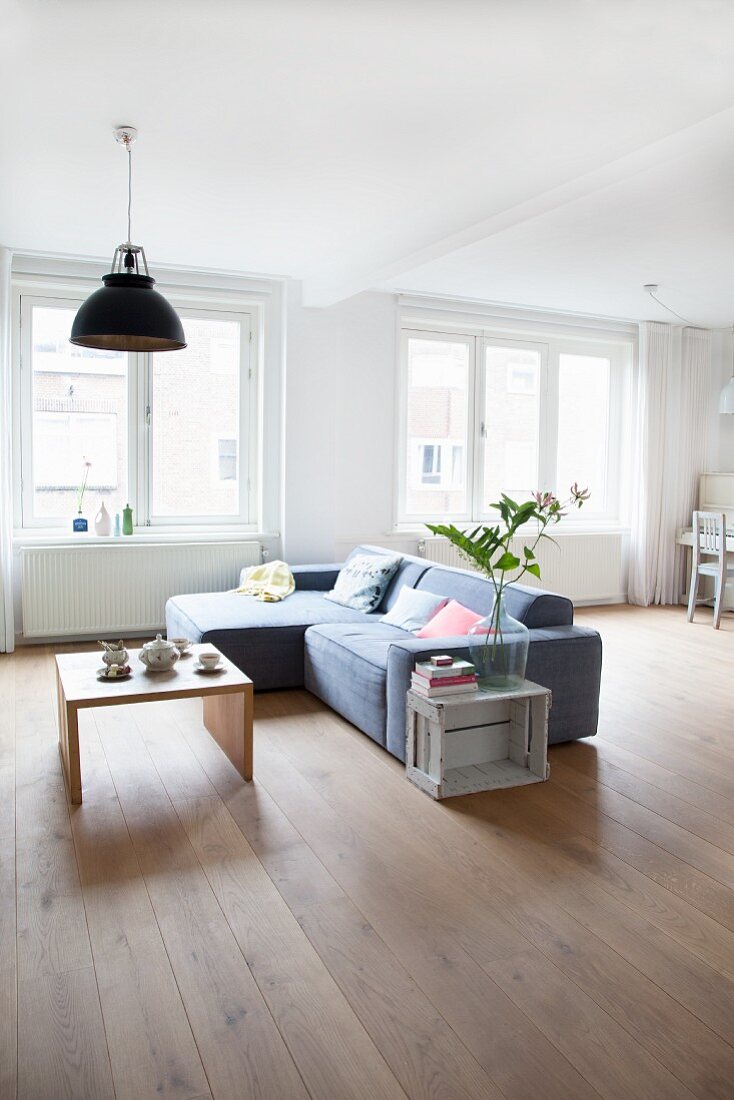 Wohnzimmer mit Edelholzparkett und minimalistischem Flair