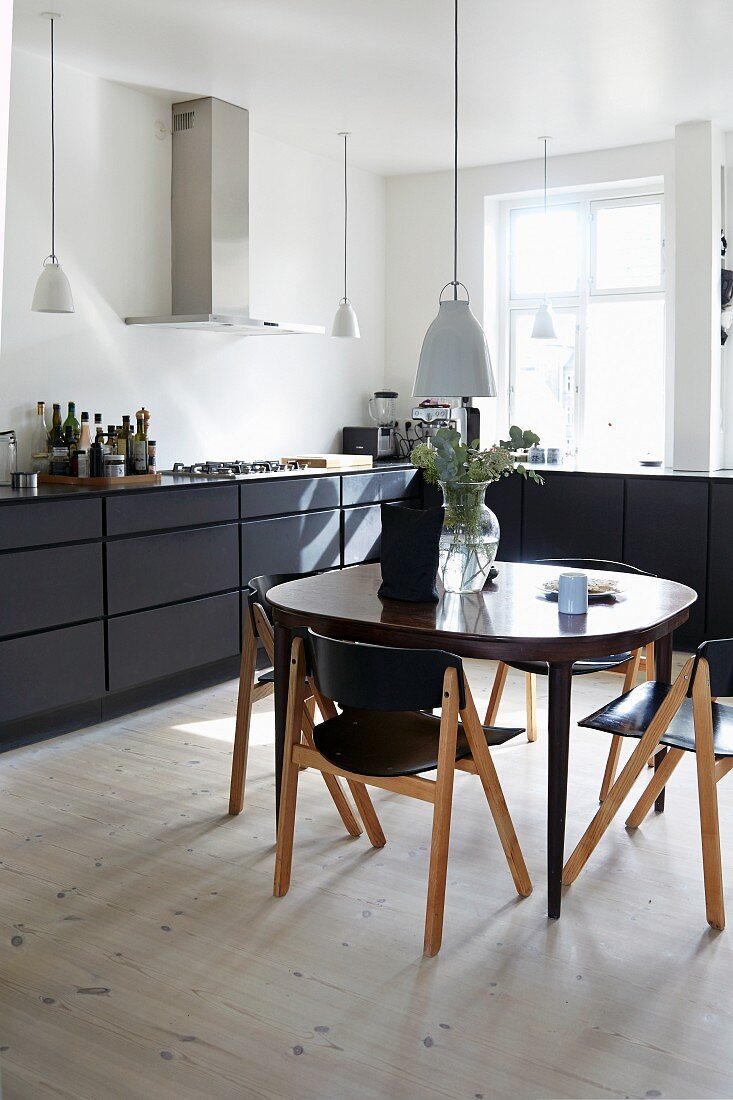 Schwarz-weiße Wohnküche im skandinavischen Stil
