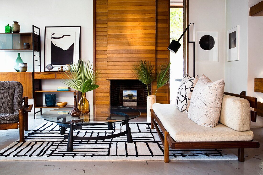 Schwarz-weißes Wohnzimmer im Retrostil mit Möbeln aus Holz