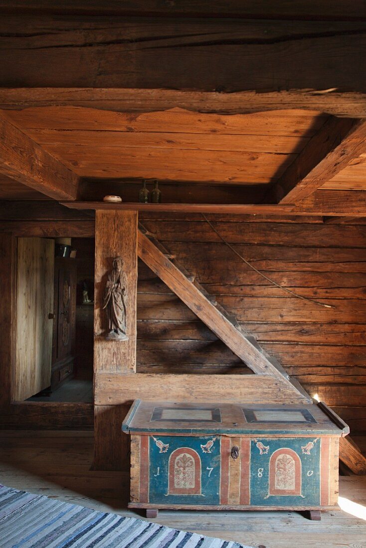 Alte bemalte Holztruhe im historischen Bauernhaus