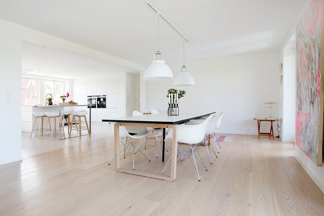 Modernes Esszimmer und offene Küche im skandinavischen Stil