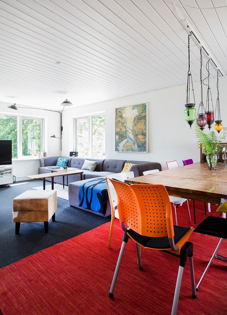 Colourful eclectic living room with white-clad ceiling