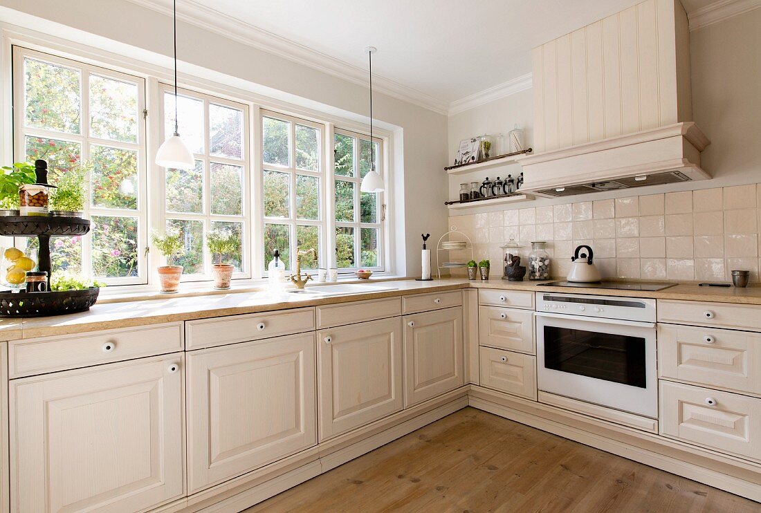 Helle Landhausküche mit klassischen Sprossenfenstern