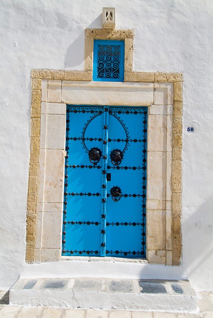 Tunesische blaue Haustür mit schwarzer Nietendekoration
