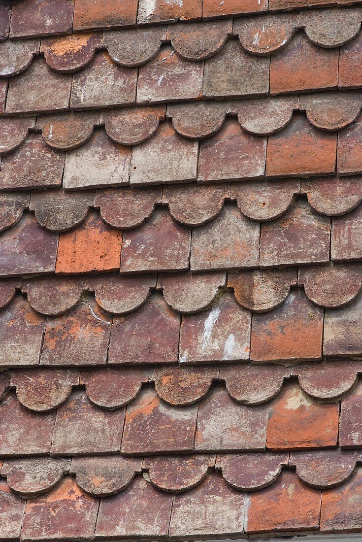 Detail eines gedeckten Daches mit verschieden geformten Ziegeln