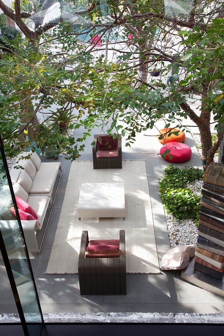 Moderne Outdoormöbel auf der sommerlichen Terrasse
