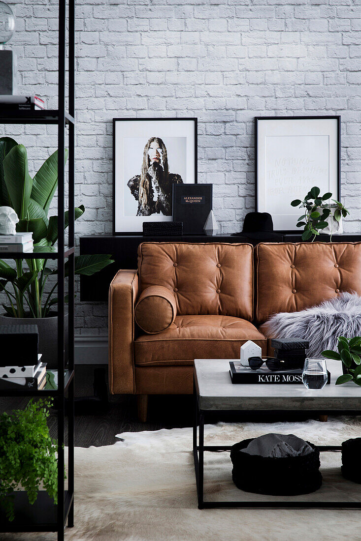 Modernes Wohnzimmer mit klarer Linie in Schwarz