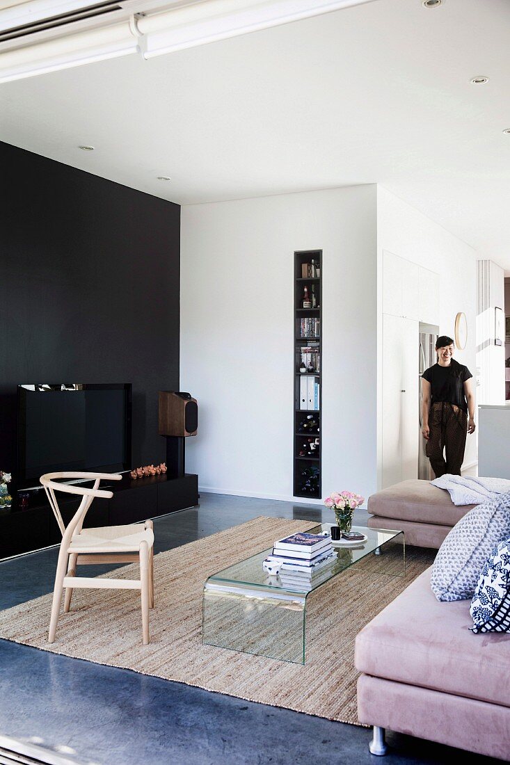 Modernes Wohnzimmer mit klarem Design und schwarzer Wand