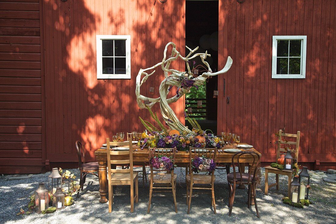 Autumnally set dinner table outside barn (USA, East Coast, New England)