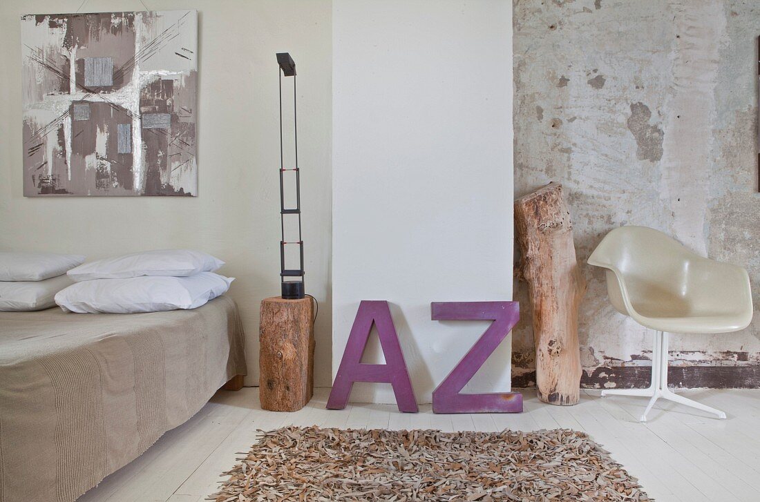 Schlafzimmer mit Leder-Teppich, lila Deko-Buchstaben und eklektischem Flair