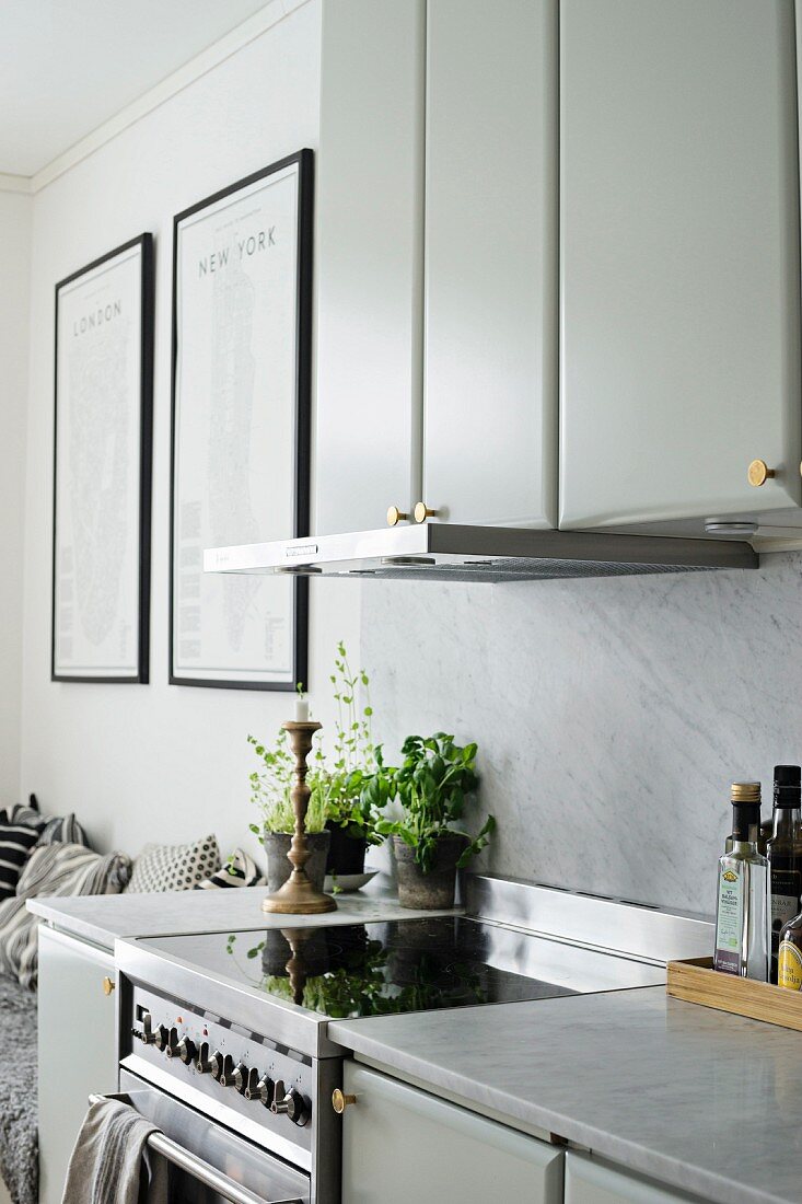 Kitchen counter with wall units, marble worksurface and marble splashback