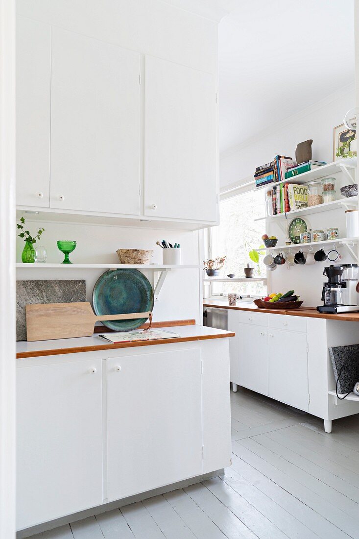 weiße, skandinavische Küche mit Dielenboden