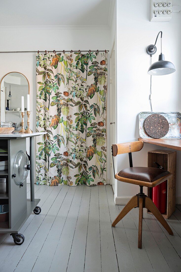 Retro Drehstuhl mit Lederpolster in Küche mit Vorhang