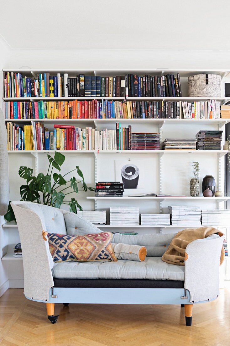 Retro sofa in front of bookshelves