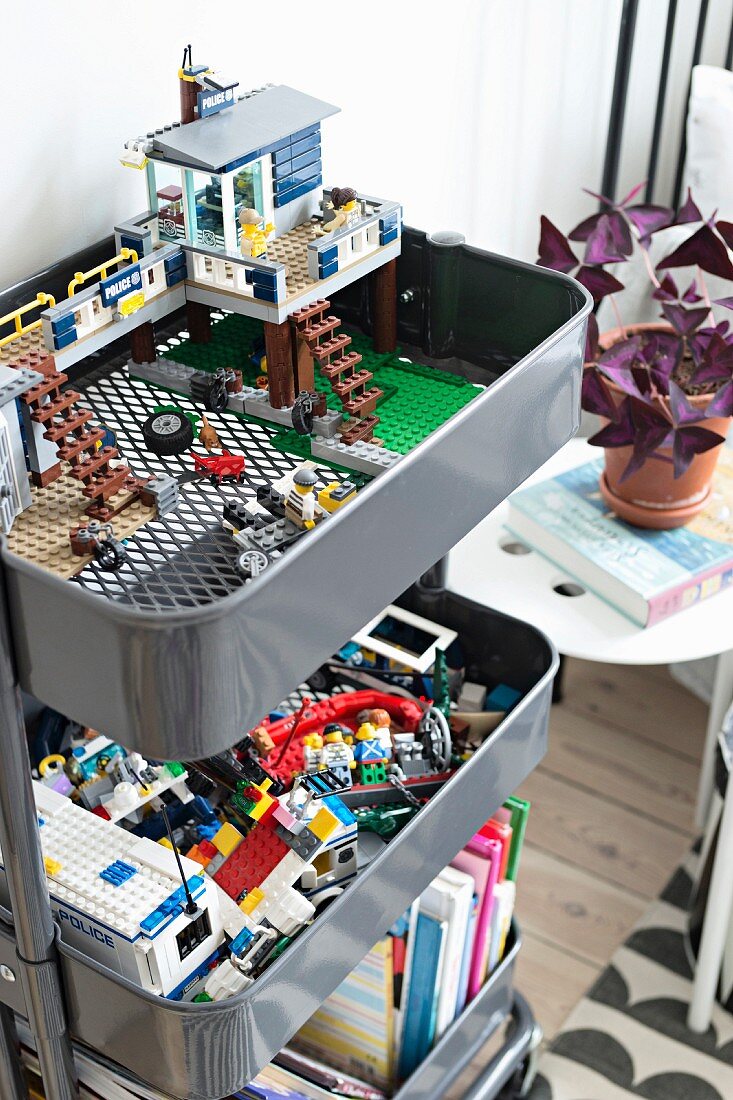 Lego-Spielzeug und Bücher in Metallbehältern