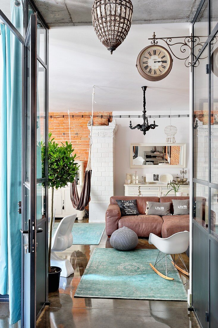 Mixture of industrial, vintage and modern styles in living room