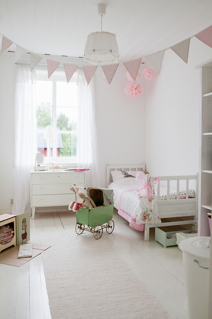 Bunting in child's bedroom in white and pink
