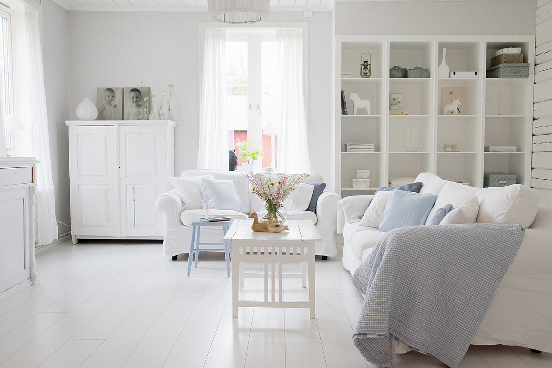 Rustic living room decorated in white and blue