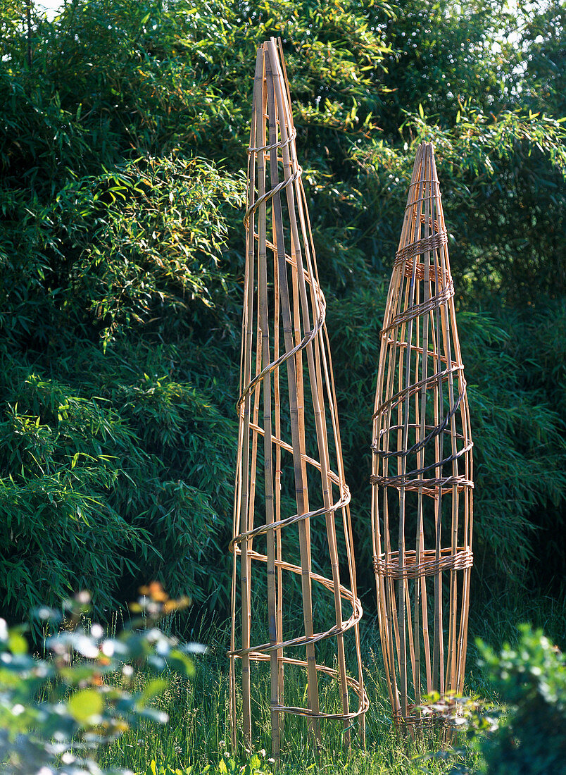 Klettergestell aus Bambusstäben und Weidengeflecht