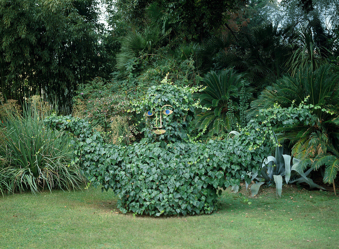 Skulptur aus einem mit Hedera / Efeu bewachsenem Gestell